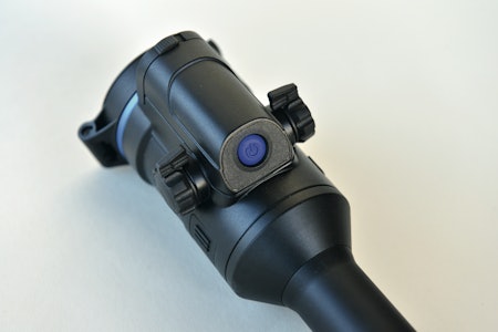 KLUMP I FRONTEN: På toppen av objetivet sitter laser-avstandsmåler, fokushjul og av/på-knapp.