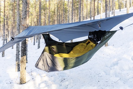 AMOK DRAUMR 5.0: Med tarpen Skjold 10 ligger man godt beskyttet. Amok Draumr 5.0 hengekøye test tarp hengestol