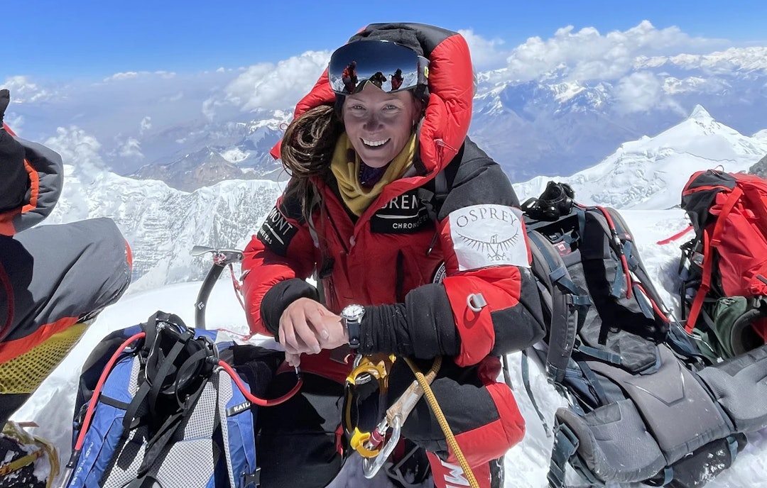 STARTEN: Kristin Harila ligger godt an i jakten på verdensrekord. Dette bildet er fra toppen av første fjell i prosjektet; Annapurna. Arkivfoto: 8K Expedition. Kristin Harila på toppen av Annapurna verdensrekordforsøk 2022 fase 1