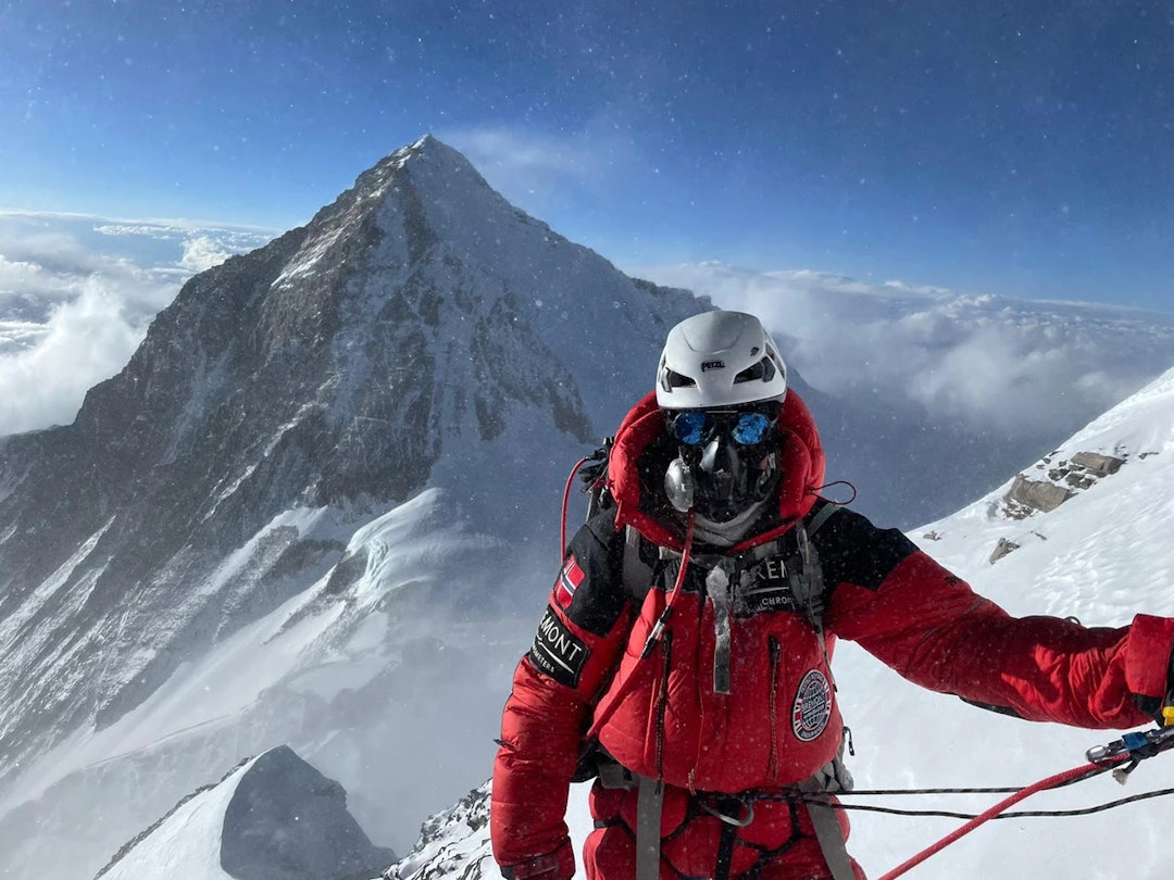 MOTGANG FRA KINESISK BYRÅKRATI: Kristin Harila mangler nødvendige tillatelser for å klatre Shishapangma i Tibet, i jakten på verdensrekord. Her er hun vei opp Lhotse med Everest i bakgrunnen. Foto: 8K Expeditions Kristin Harila på Lhotse rekordforsøk 2022