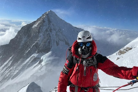 MOTGANG FRA KINESISK BYRÅKRATI: Kristin Harila mangler nødvendige tillatelser for å klatre Shishapangma i Tibet, i jakten på verdensrekord. Her er hun vei opp Lhotse med Everest i bakgrunnen. Foto: 8K Expeditions MOTGANG FRA KINESISK BYRÅKRATI: Kristin Harila mangler nødvendige tillatelser for å klatre Shishapangma i Tibet, i jakten på verdensrekord. Her er hun vei opp Lhotse med Everest i bakgrunnen. Foto: 8K Expeditions