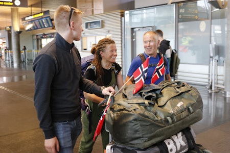 HJEMME IGJEN: Gjensynsgleden var stor da Kristin Harila ble møtt av sin kjæreste og far på Gardermoen onsdag formiddag. Foto: Knut Andreas Lone kristin harila kjæreste på gardermoen etter fase 1 rekordforsøk