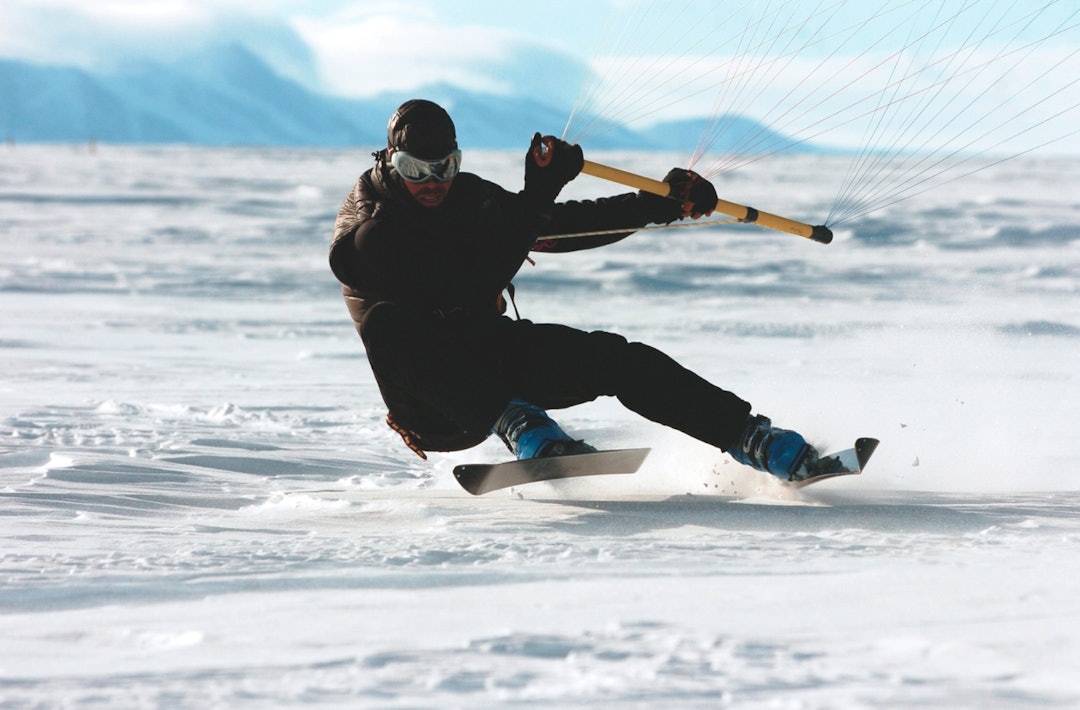 LIDENSKAP: Ronny er en av verdens mest erfarne skiseilere. Han har seilt strekningen Finse-Ustaoset hundre ganger. Minst. Han påstår at han aldri kommer til å bli lei. FOTO: Privat ronny finsås kite