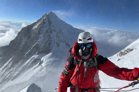 LHOTSE-REKORD: Kristin Harila nådde toppen av Everest og Lhotse søndag. Her på vei opp Lhotse med Everest i bakgrunnen. Foto: 8K Expeditions kristin harila lohtse mount everest rekord