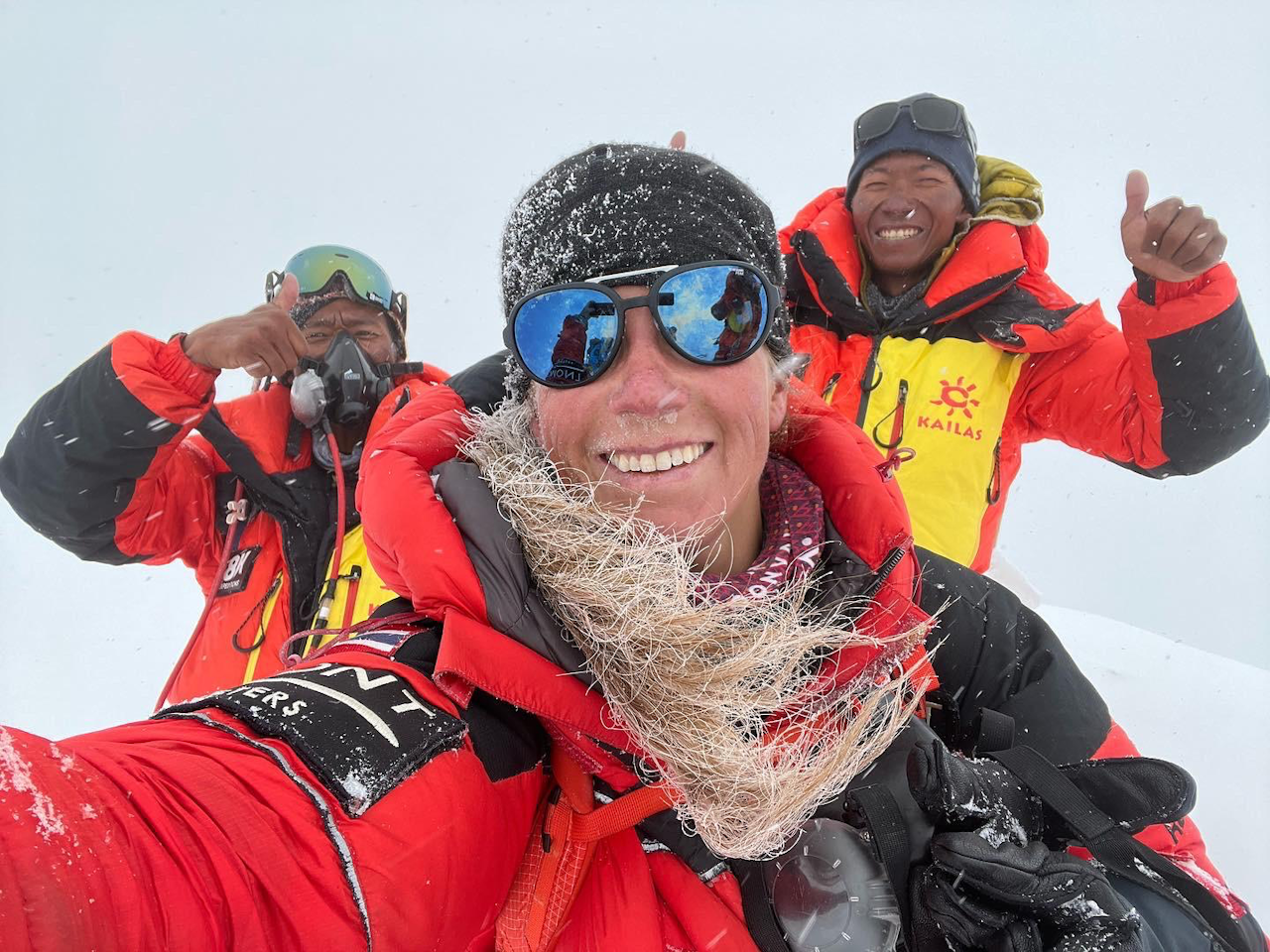Kristin Harila sammen med sherpaene Dawa Ongju Sherpa og Pasdawa Sherpa fra selskapet 8K Expeditions. Foto: Privat kristin harila gasherbrum ii sherpa