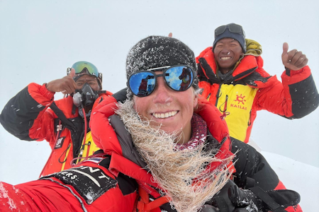 Kristin Harila sammen med sherpaene Dawa Ongju Sherpa og Pasdawa Sherpa fra selskapet 8K Expeditions. Foto: Privat kristin harila gasherbrum ii sherpa