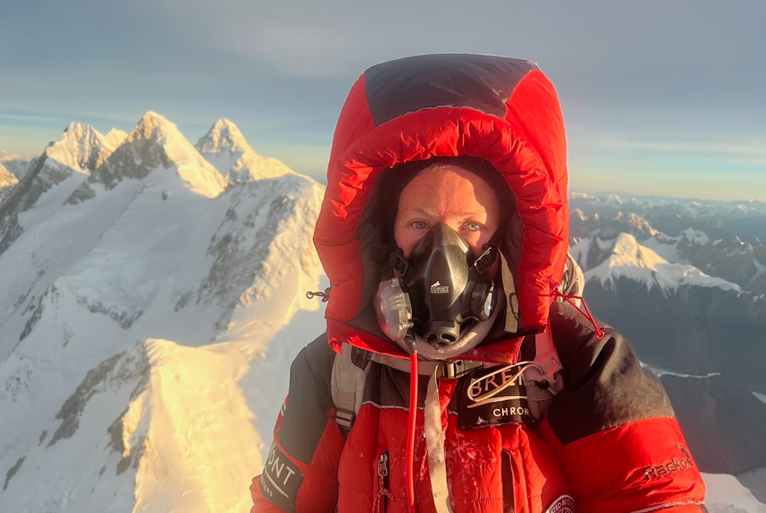 BESTEG MANASLU: Kristin Harila mangler nå to topper innen 2. november for å sette verdensrekord. Her er hun på Gasherbrum I i august. Foto: 8K Expeditions.