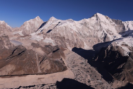 VANSKELIG RUTE: Cho Oyo er blant de enklere 8000-meters toppene opp den vanlige ruta fra Tibet, men fra motsatt side – opp sørsiden på bildet – er Cho Oyu blant de vanskeligste. Kristin Harila er på vei inn for å klatre den vanskelige siden av fjellet. Foto: Tshering Pande Bhote cho oyu klatring kristin harila