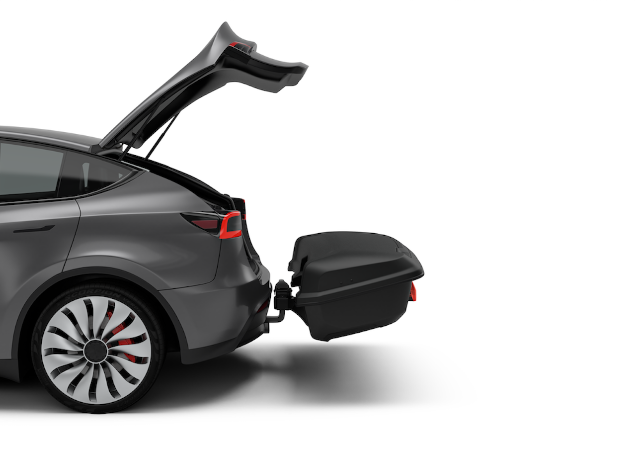 MER PLASS: Den nye bagasjeboksen festes på hengerfestet, uten å stenge for bagasjerommet. Foto: Thule thule arcos