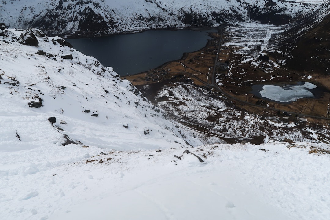 300 METER FØR: Snøen dro videre, men 300 meter før dette klippepartiet stoppet ferden til Bård. Foto: Bård Smestad