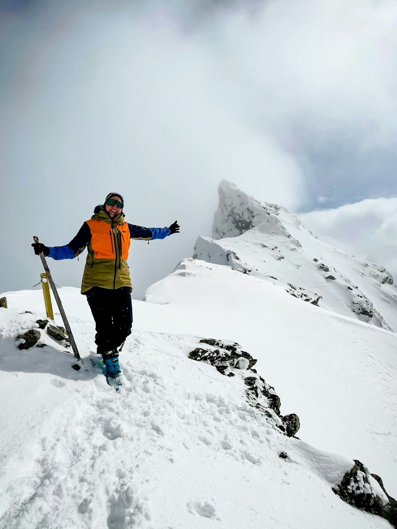 FULL VINTER I JOTUNHEIMEN: Vinteren er langt fra over i fjellet. Slik så det ut for Line Hesby Nessa på Nordre Dyrhaugstind kl 14:48 i dag, med Store Dyrhaugstind bak. Foto: Tom Inge Sviland