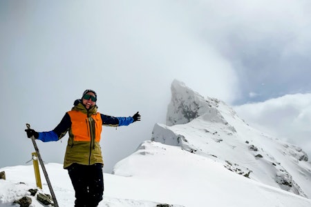 FULL VINTER I JOTUNHEIMEN: Vinteren er langt fra over i fjellet. Slik så det ut for Line Hesby Nessa på Nordre Dyrhaugstind kl 14:48 i dag, med Store Dyrhaugstind bak. Foto: Tom Inge Sviland FULL VINTER I JOTUNHEIMEN: Vinteren er langt fra over i fjellet. Slik så det ut for Line Hesby Nessa på Nordre Dyrhaugstind kl 14:48 i dag, med Store Dyrhaugstind bak. Foto: Tom Inge Sviland