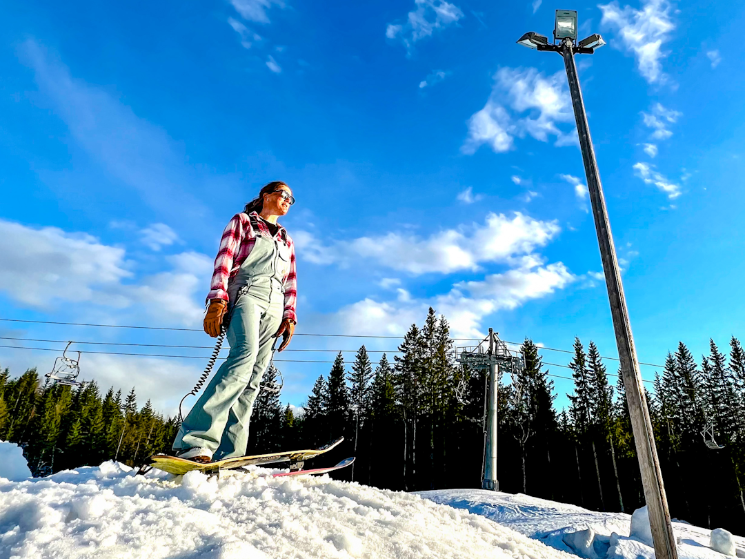 GJENBRUK: Kunstner og snowskater Camilla Grythe på tur til Tryvann 4. mai - nesten fire uker etter sesongavslutningen i Oslo-anlegget. Foto: Kenneth Erlandsen