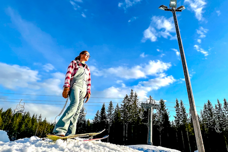 GJENBRUK: Kunstner og snowskater Camilla Grythe på tur til Tryvann 4. mai - nesten fire uker etter sesongavslutningen i Oslo-anlegget. Foto: Kenneth Erlandsen GJENBRUK: Kunstner og snowskater Camilla Grythe på tur til Tryvann 4. mai - nesten fire uker etter sesongavslutningen i Oslo-anlegget. Foto: Kenneth Erlandsen