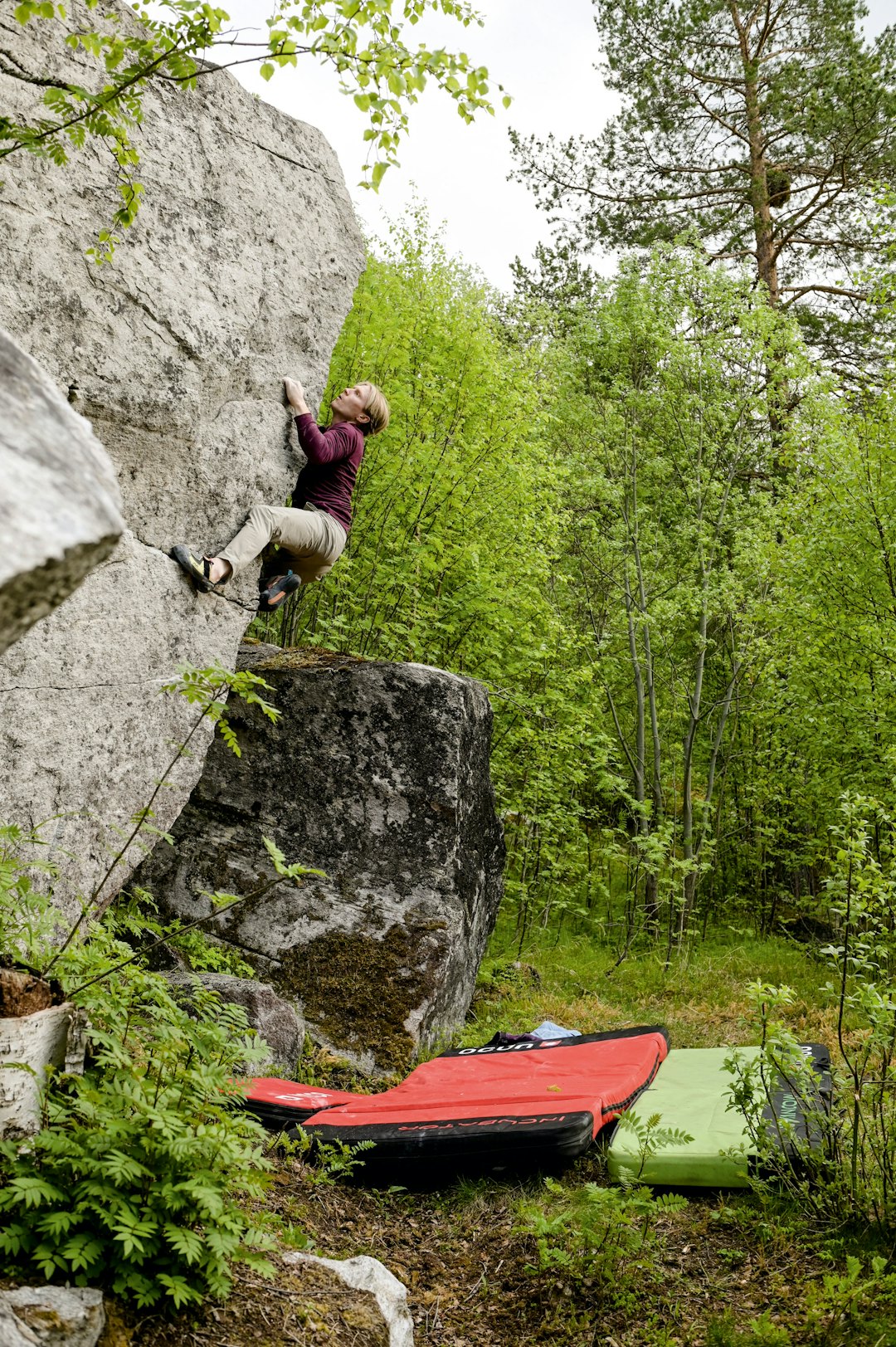 BULDRING: Sektoren Svartøien har mange fine buldresteiner. Her er Magnus Midtbø i aksjon. Foto: Martin I. Dalen