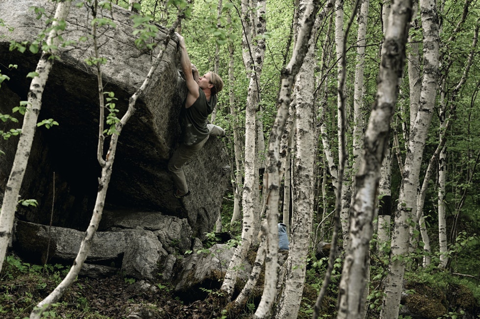 UTEN TAU: Magnus Midtbø buldrer på en av mange steiner like ved Svartøien. Foto: Martin I. Dalen