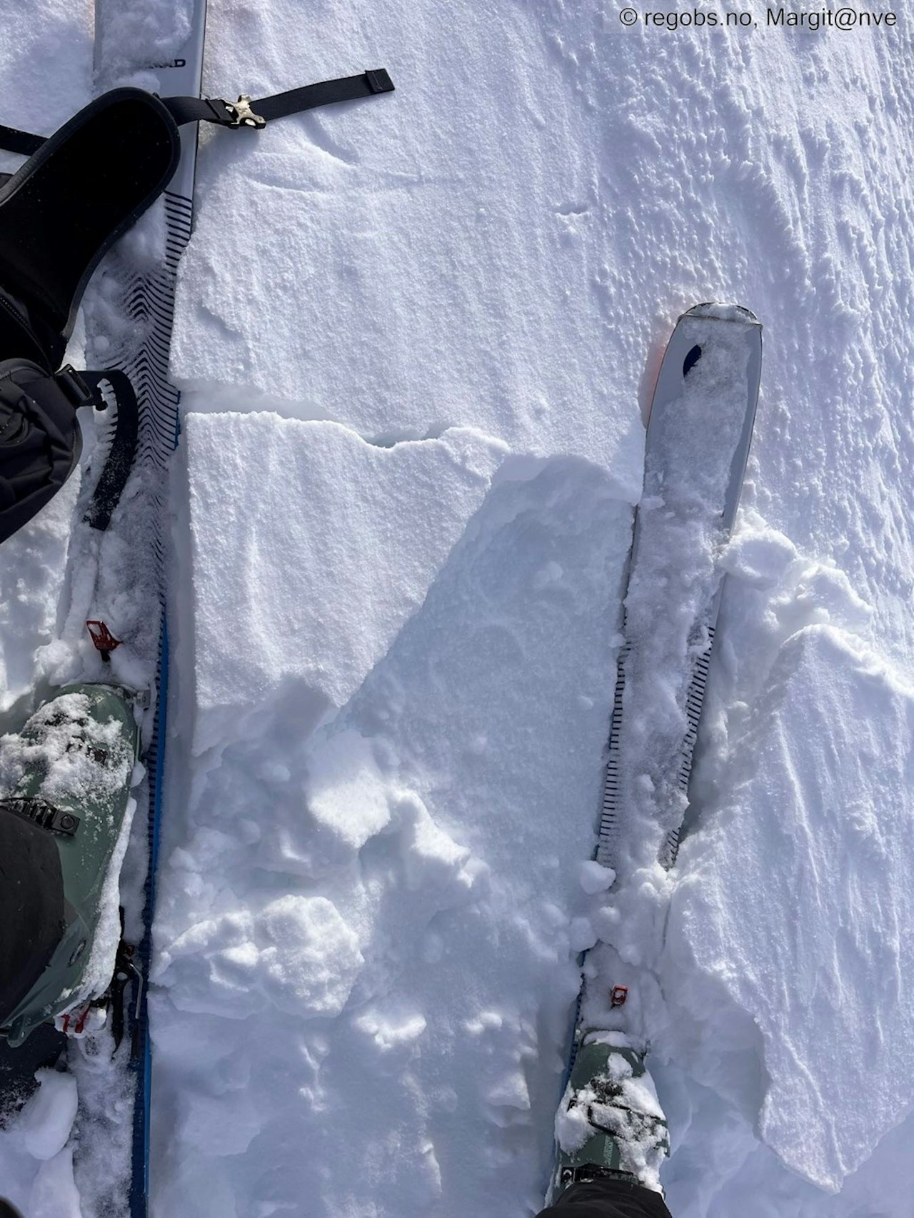 SVAK FOKKSNØ: Vindtransportert fokksnø har svake bindinger mellom snøkrystallene og kan være et skummelt tegn for folk på tur i bratt terreng. Foto: Margit / NVE SVAK FOKKSNØ: Vindtransportert fokksnø har svake bindinger mellom snøkrystallene og kan være et skummelt tegn for folk på tur i bratt terreng. Foto: Margit / NVE