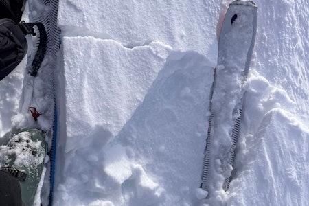 SVAK FOKKSNØ: Vindtransportert fokksnø har svake bindinger mellom snøkrystallene og kan være et skummelt tegn for folk på tur i bratt terreng. Foto: Margit / NVE SVAK FOKKSNØ: Vindtransportert fokksnø har svake bindinger mellom snøkrystallene og kan være et skummelt tegn for folk på tur i bratt terreng. Foto: Margit / NVE