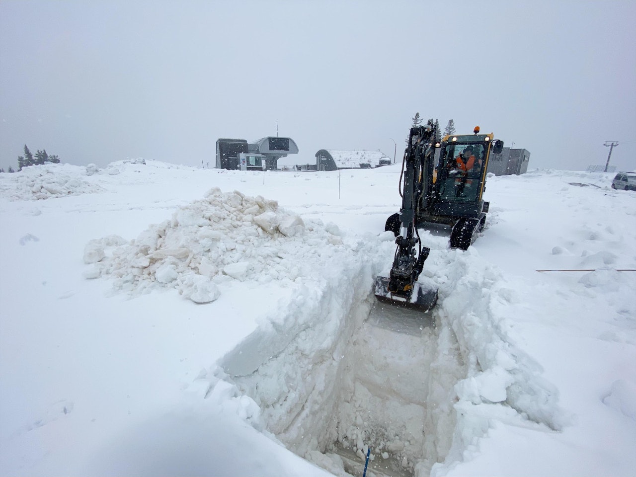 NEDSNØDD: Pumptracken i Hafjell krever ekstra mye innsats å grave frem, da den der gravd ned i landskapet. Foto: Hafjell Bike Park. hafjell bike park sesongåpning