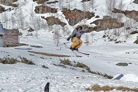 LEGENDE: Bendik Øye viste ingen nåde mot resten av skikjørerne under Norrøna Freeline Jam på High Camp Turtagrø. Foto: David Andresen Vesteng LEGENDE: Bendik Øye viste ingen nåde mot resten av skikjørerne under Norrøna Freeline Jam på High Camp Turtagrø. Foto: David Andresen Vesteng