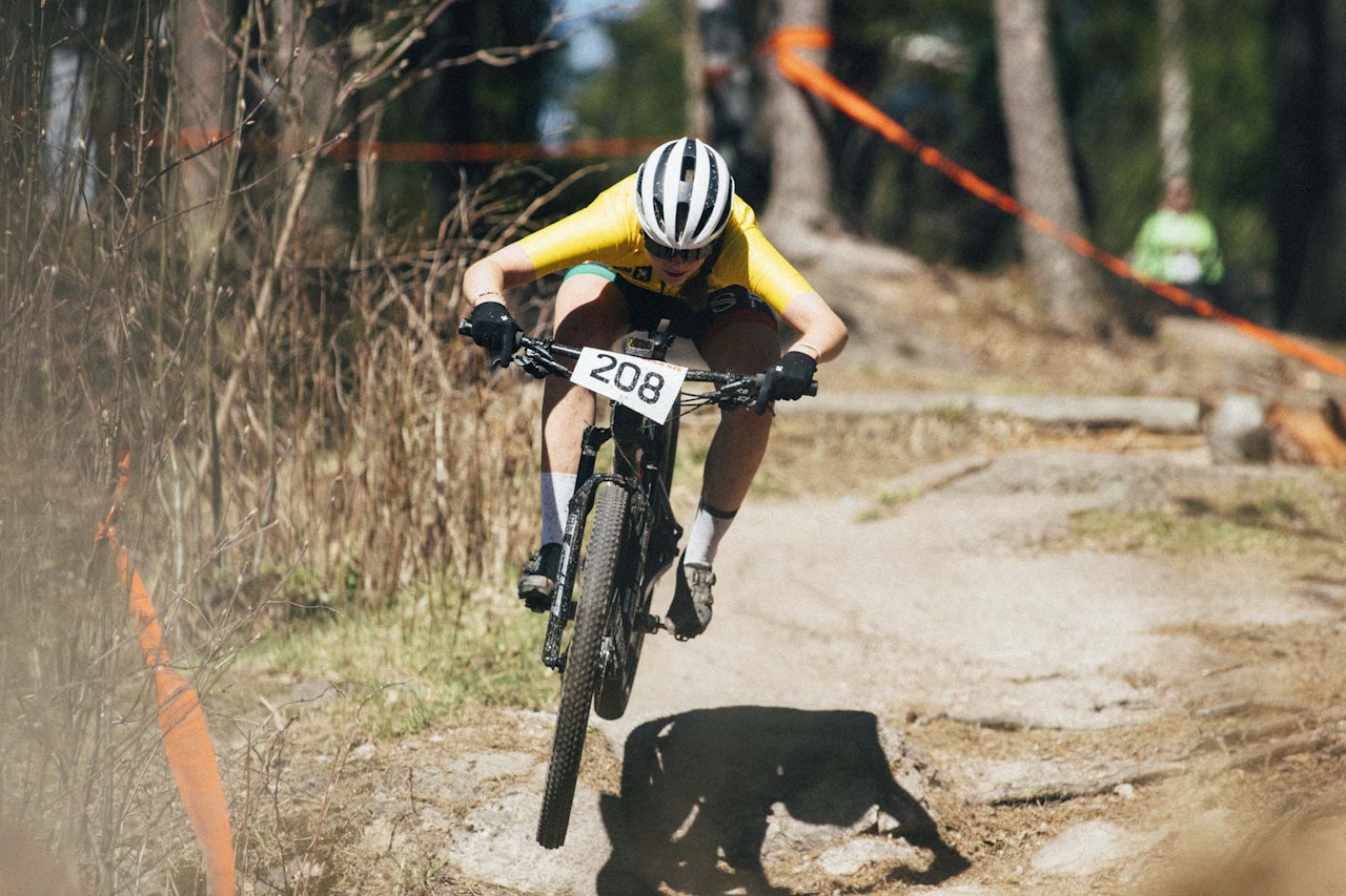 FULL GASS: Oda LaForce gir gass i en av utforkjøringene under Rye Terrengsykkelfestival. Foto: Kristoffer H. Kippernes. oda laforce rye terrengsykkelfestival
