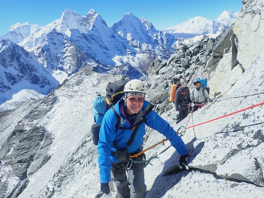 VETERAN: Jon Gangdal i aksjon på Ama Dablam i Himalaya høsten 2022. Foto: Tor Aaberg