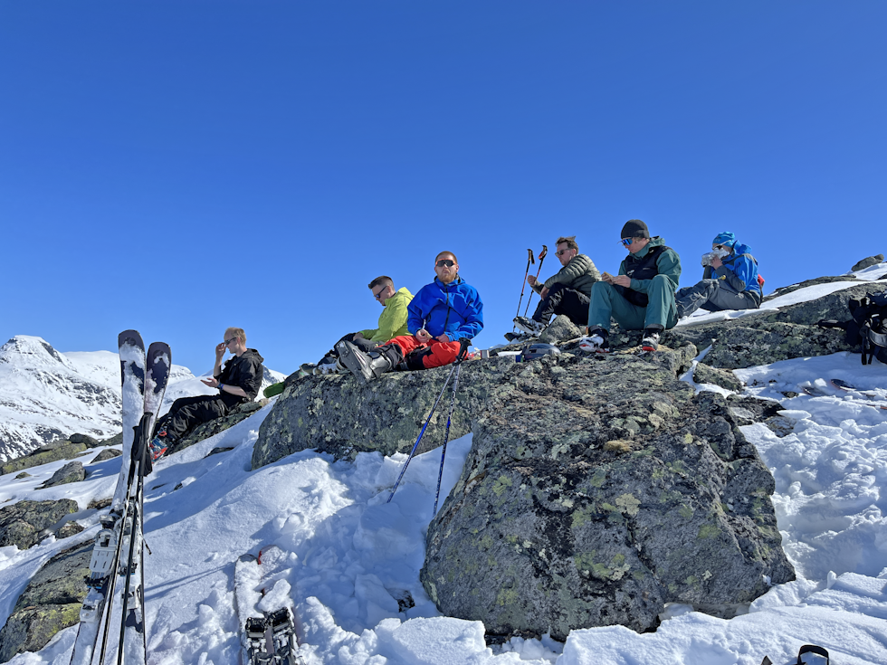 LUNCH: Gjengen samler krefter til fortsettelsen opp mot toppen av Nordre Dyrhaugstind. Foto: David Vesteng