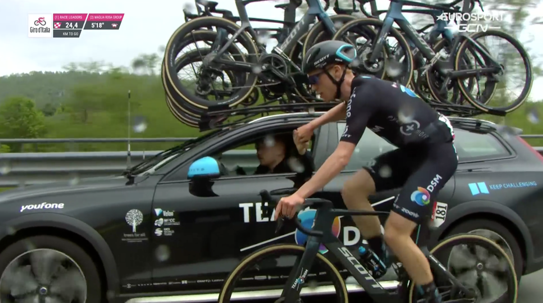 SISTE AVSJEKK: Andreas Leknessund lot seg slippe tilbake til følgebilen før den siste avgjørelsen på dagens etappe av Giro d'Italia. FOTO: Skjermdump fra Eurosport Norge SISTE AVSJEKK: Andreas Leknessund lot seg slippe tilbake til følgebilen før den siste avgjørelsen på dagens etappe av Giro d'Italia. FOTO: Skjermdump fra Eurosport Norge