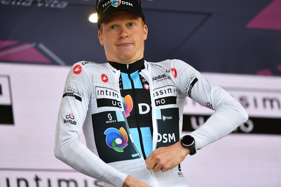 LITT TRANG? Han måtte opp på podiet to ganger etter den vidunderlige seieren, tirsdag. Leknessund leder nemlig to konkurranser i årets Giro d'Italia. FOTO: Cor Vos