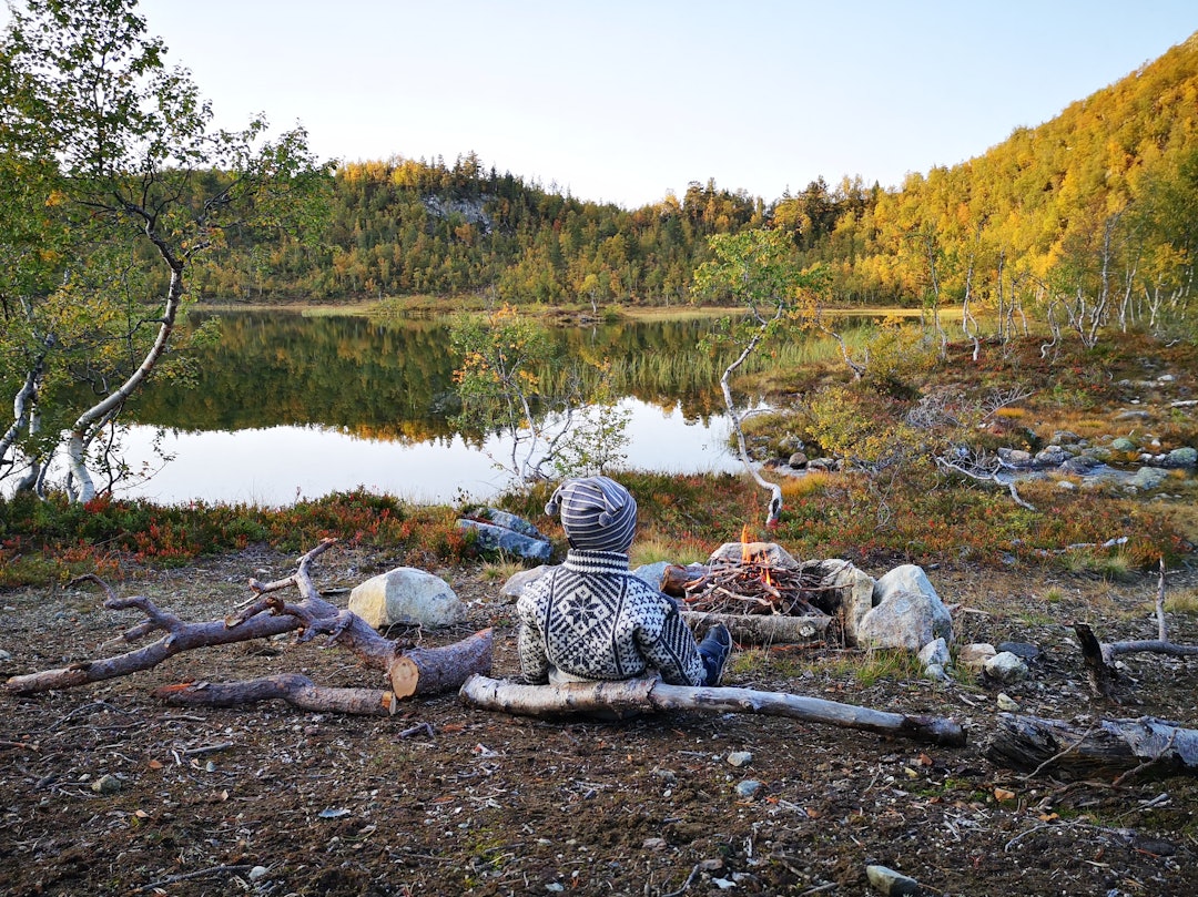 HYGGE: Bålet er ikke regulert i Friluftsloven, men det er en sentral del i folks friluftsliv. Foto: Espen Hermans bål høst