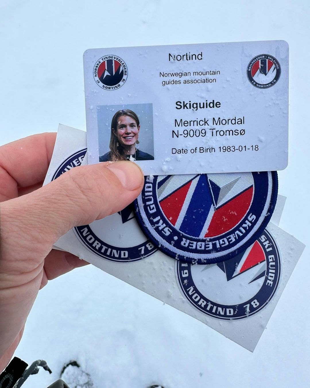 SERTIFISERT: Merrick flyttet til Norge i 2009 og har guidet på ski siden 2011 i Norge, men mars 2023 ble hun seritifisert skiguide i Nortind. Foto: Privat