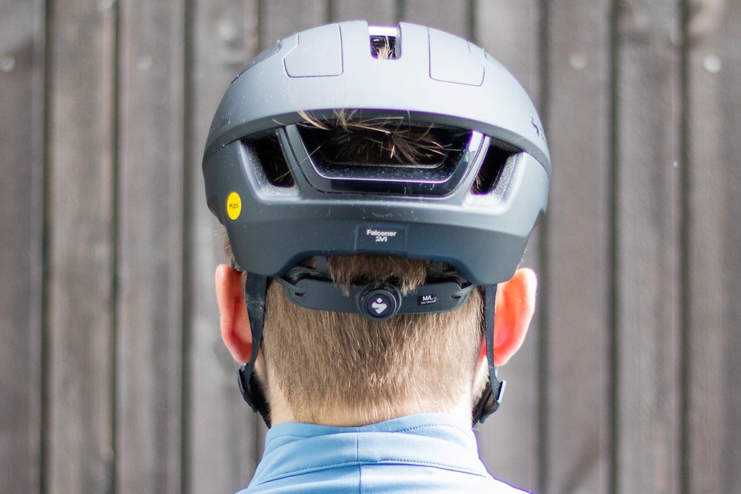 VENTILASJON: Tre hull bak i hjelmen gir luften god gjennomstrømning.