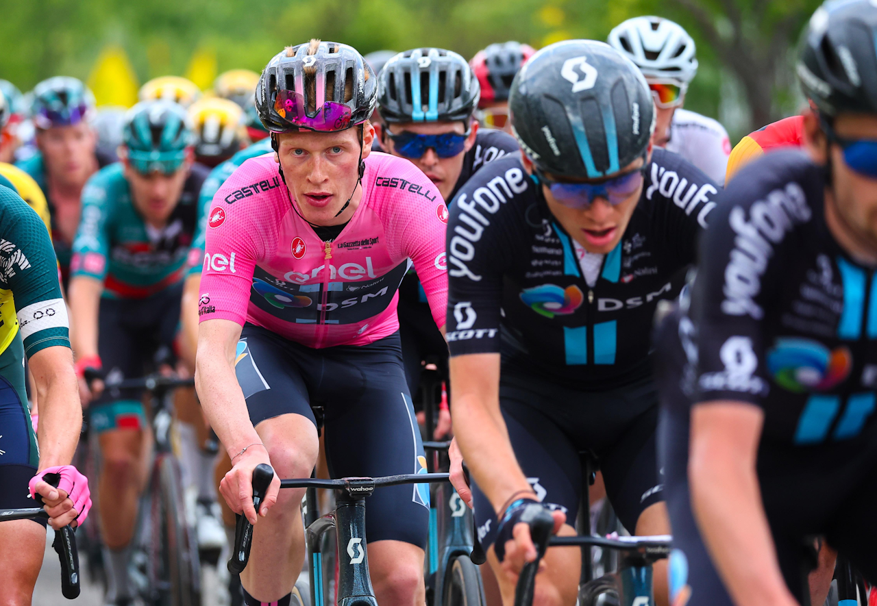 FORTSATT I ROSA: Andreas Leknessund ble aldri satt på de helt store prøvene under den første fjelletappen i årets Giro d'Italia og ble godt beskyttet av lagkameratene. FOTO: Cor Vos