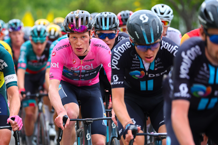 FORTSATT I ROSA: Andreas Leknessund ble aldri satt på de helt store prøvene under den første fjelletappen i årets Giro d'Italia og ble godt beskyttet av lagkameratene. FOTO: Cor Vos FORTSATT I ROSA: Andreas Leknessund ble aldri satt på de helt store prøvene under den første fjelletappen i årets Giro d'Italia og ble godt beskyttet av lagkameratene. FOTO: Cor Vos