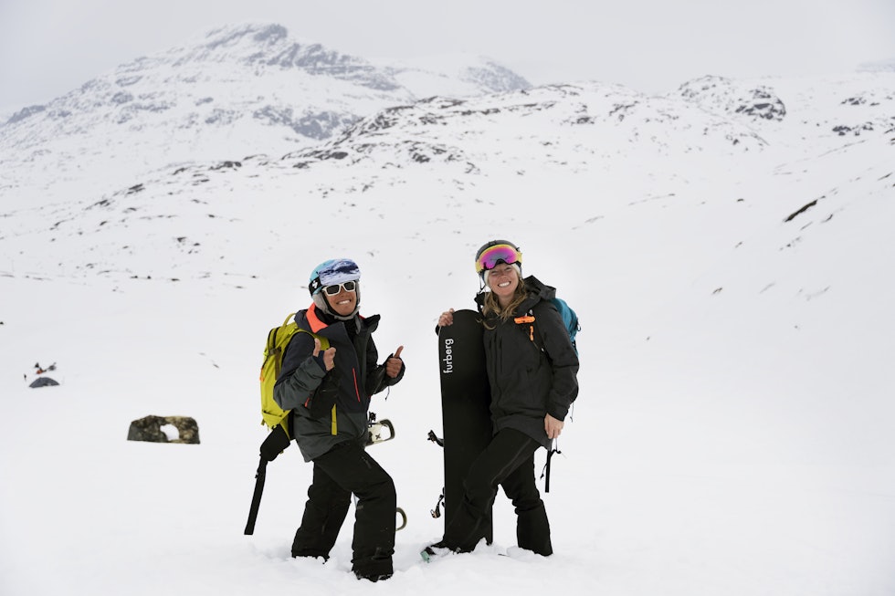 VINNER: Claudia Bings (til venstre) vant kvinneklassen for snowboard. Her avbildet sammen med Melissa Brandner. Foto: Frida Berglund