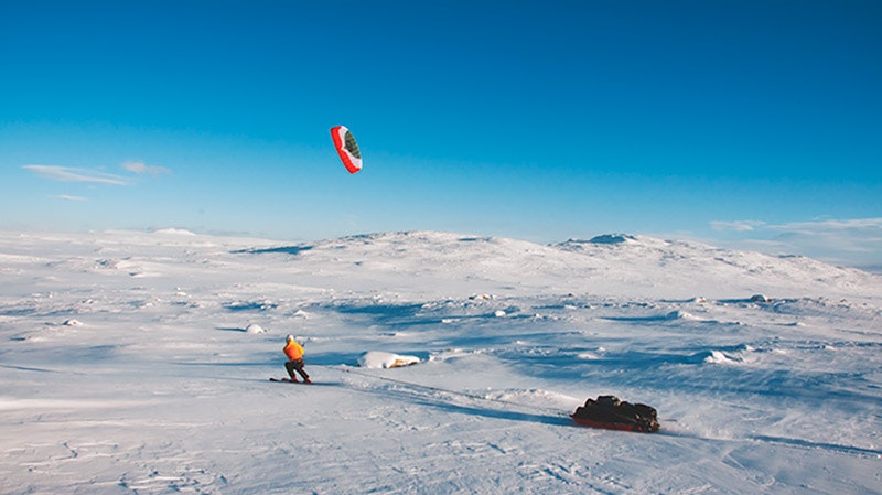 KITING: Hardangervidda byr også på praktfulle kite-muligheter. Med kite kan du krysse over hele på en dag. Eller kanskje på fem, om vinden uteblir. Foto: Sandra Lappegard kiting på hardangervidda