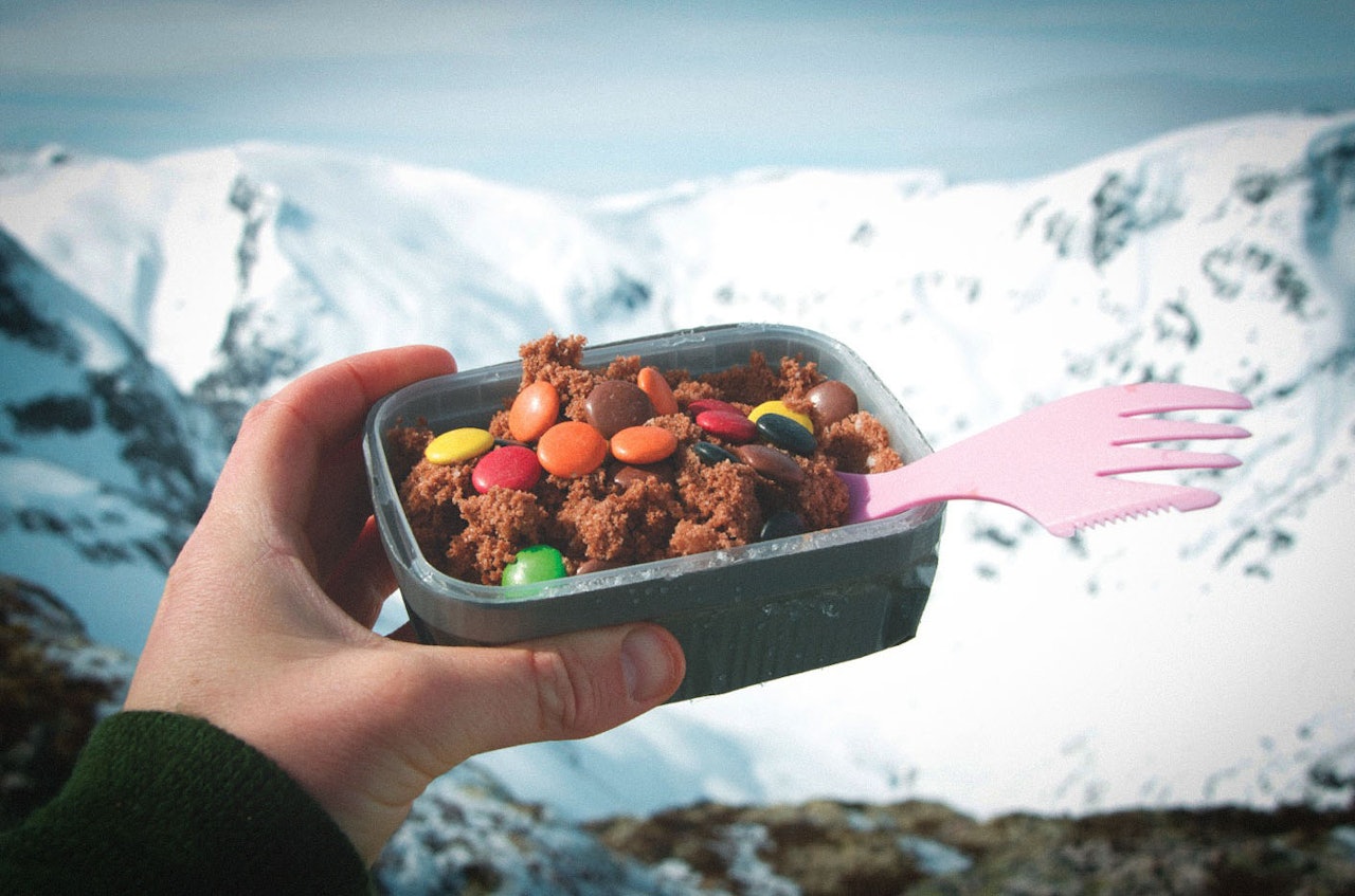 IS AV SNØ: Regelen er enkel, ser snøen fin og kvit ut, kan den etast. Sigrid Henjum veit korleis det attpåtil kan bli skikkeleg godt. Foto: Sigrid Henjum sjokoladeis på tur