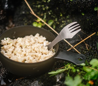 MAC TURMAT: Mac ’n’ Cheese er ikke den lekreste matretten, men la deg ikke avskrekke. Det smaker så godt! Foto: Oskar Karlin mac and cheese turmat