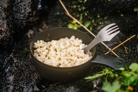 MAC TURMAT: Mac ’n’ Cheese er ikke den lekreste matretten, men la deg ikke avskrekke. Det smaker så godt! Foto: Oskar Karlin mac and cheese turmat