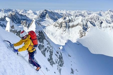 FØRST OPP NORDVESTVEGGEN: Nelson Neirinck på vei opp mot Mt. Augustin i Alaska. FØRST OPP NORDVESTVEGGEN: Nelson Neirinck på vei opp mot Mt. Augustin i Alaska.