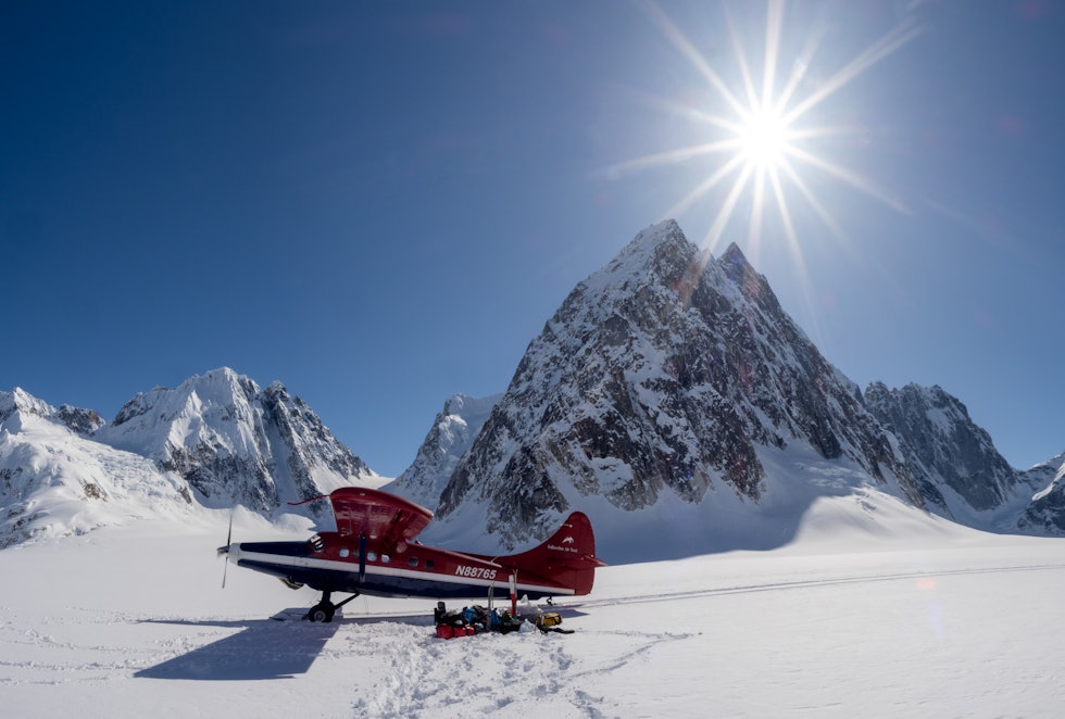 TRANSPORT: Gjengen benytta småfly for å komme inn til fjellene.