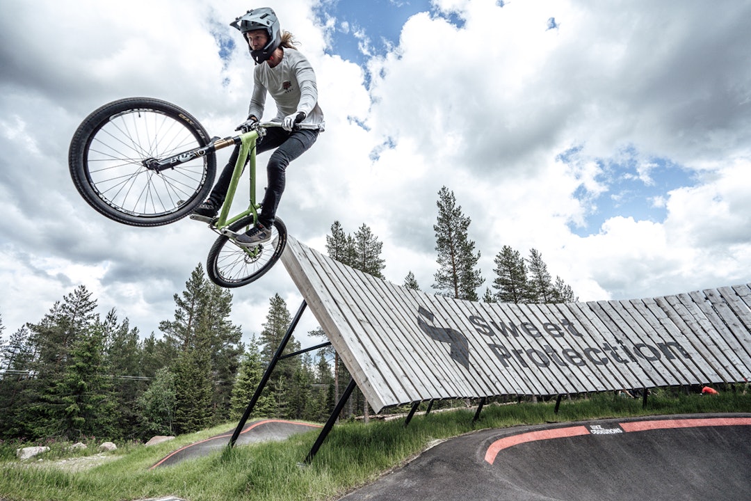Adrian Tell i lufta i pumptracken i Trysil - her kan du også få prøvd deg under Utflukt! Foto: Even Baardseth. Adrian Tell i lufta i pumptracken i Trysil - her kan du også få prøvd deg under Utflukt! Foto: Even Baardseth.