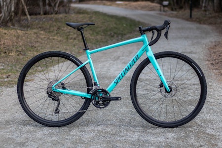 IØYNEFALLENDE: Fargen er frekk, og minner om et annet ikonisk sykkelmerke, men dette er en grussykkel fra Specialized, Diverge Elite E5. Alle foto: Knut Andreas Lone IØYNEFALLENDE: Fargen er frekk, og minner om et annet ikonisk sykkelmerke, men dette er en grussykkel fra Specialized, Diverge Elite E5. Alle foto: Knut Andreas Lone