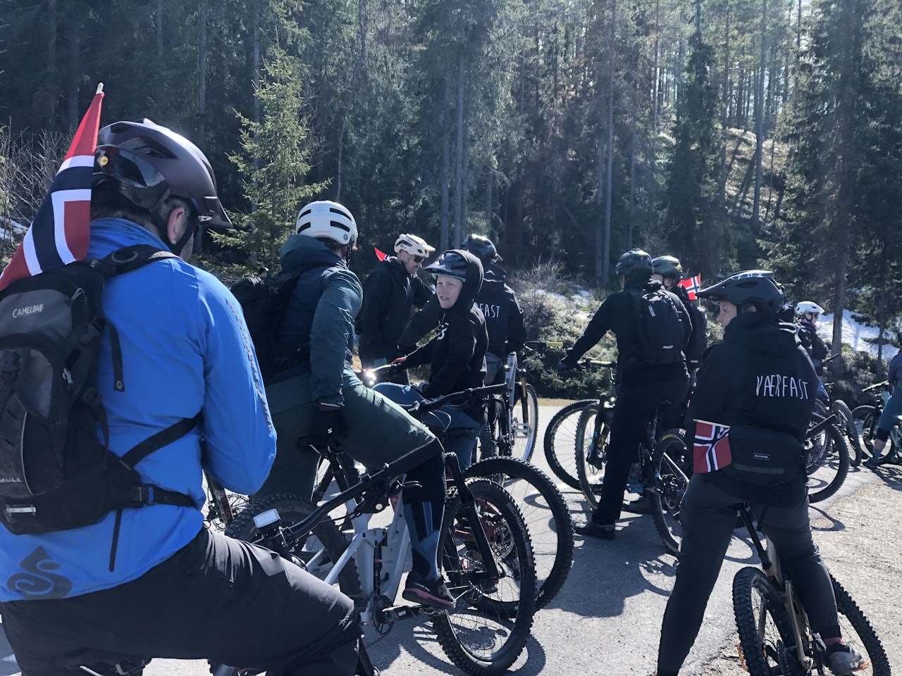 FLAGG PÅ TUR: 17 syklister dro på sykkeltur i Ringebu på nasjonaldagen. Foto: Julia Hamre