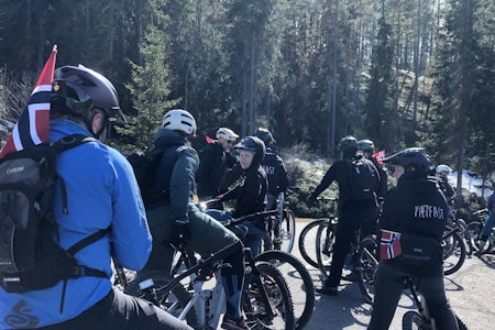 FLAGG PÅ TUR: 17 syklister dro på sykkeltur i Ringebu på nasjonaldagen. Foto: Julia Hamre