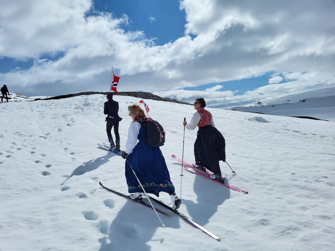 SKIGLEDE: De fleste møtte opp i den ultimate 17. mai-stilen: festklær og ski! Foto: Fredrik Haaverstad.
