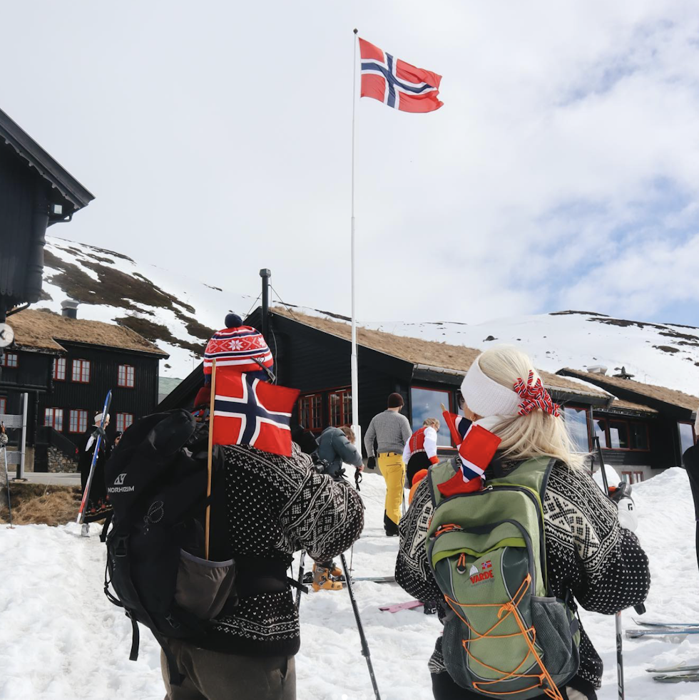 MYE VIND: Norges flagg ble heist helt til topps på Haukeliseter. Foto: Hennie Lindøe.