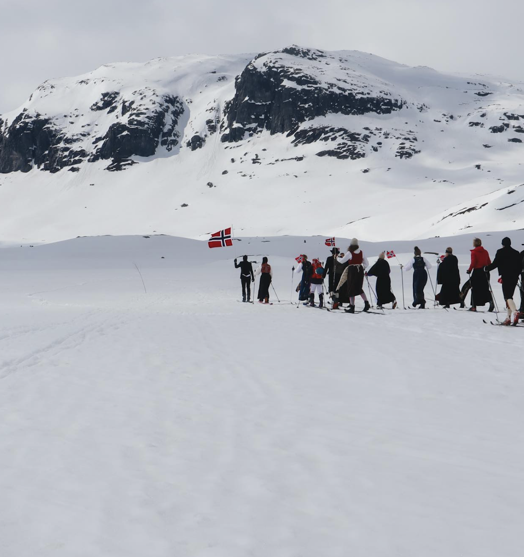 SKITOG: Til tross for vindfulle forhold ble det skitog på Haukeliseter. Turen ble litt kortere enn normalt, men de festkledde deltagerne var fornøyde! Foto: Hennie Lindøe.