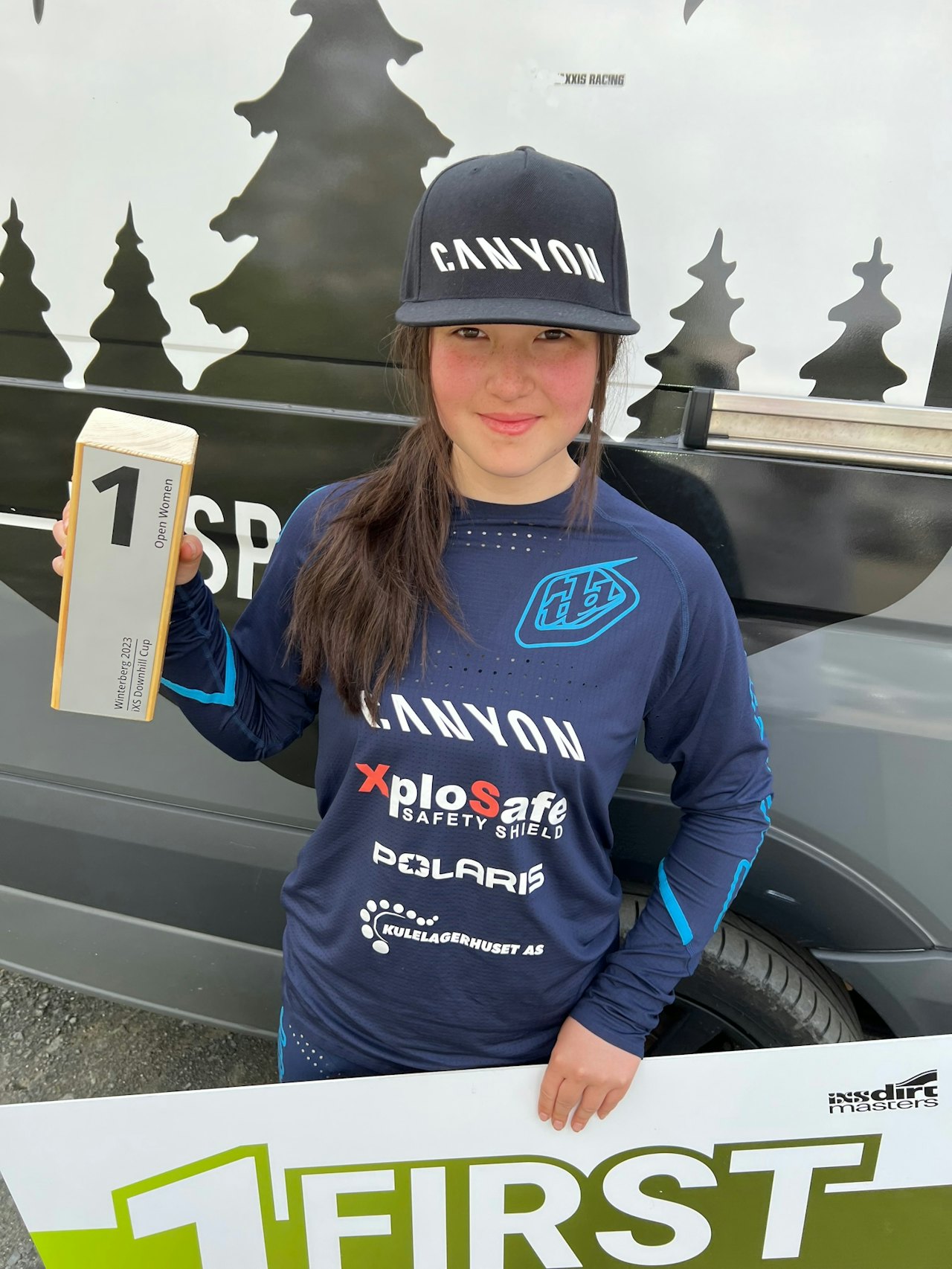 FØRSTEPLASS: Nellie Aabech (15) med førsteplass i årets første iXS Downhill Cup. Foto: Privat. nellie aabech ixs utfor downhill