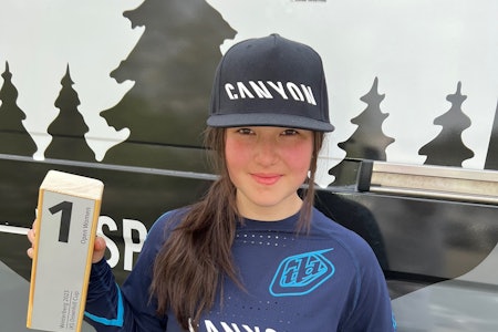 FØRSTEPLASS: Nellie Aabech (15) med førsteplass i årets første iXS Downhill Cup. Foto: Privat. nellie aabech ixs utfor downhill